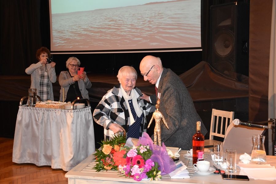 grupa ludzi podczas spotkania literackiego