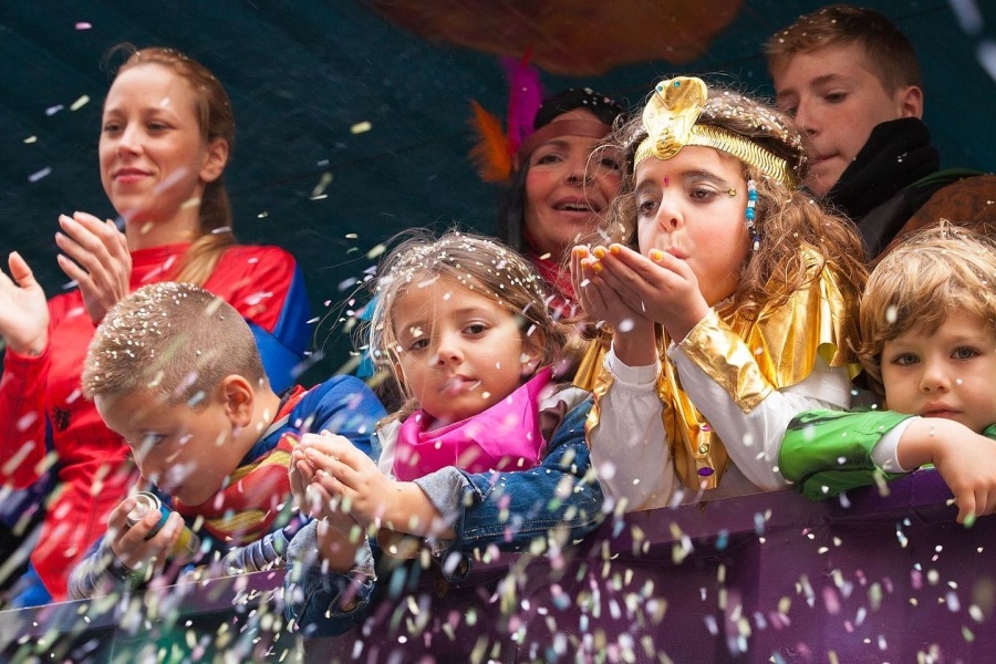 grupa dzieci w kolorowych ubraniach