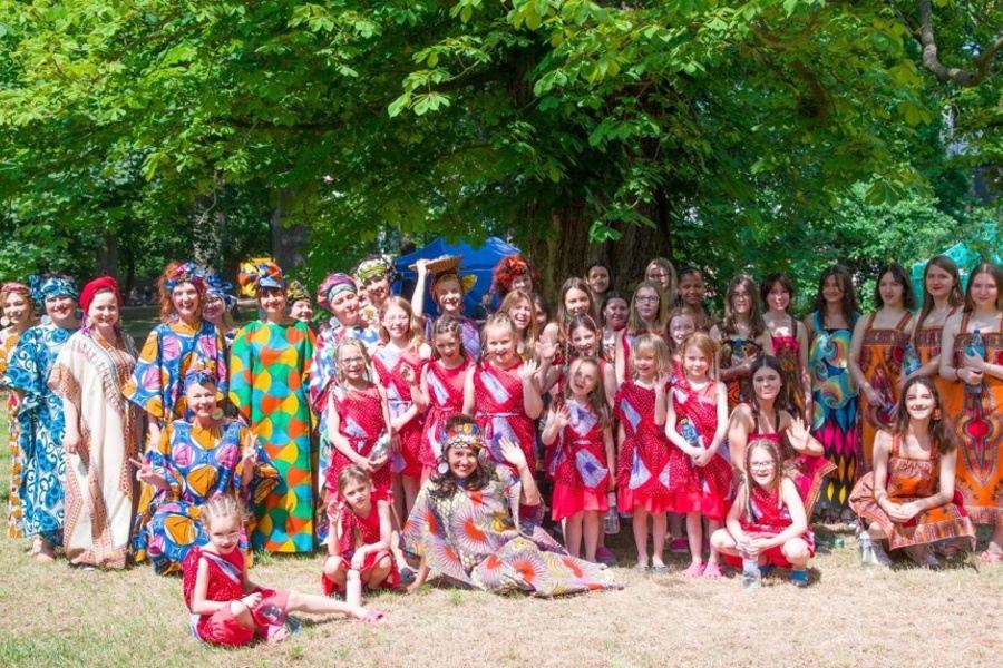 grupa kolorowo ubranych dziewcząt i kobiet pozuje do zdjęcia