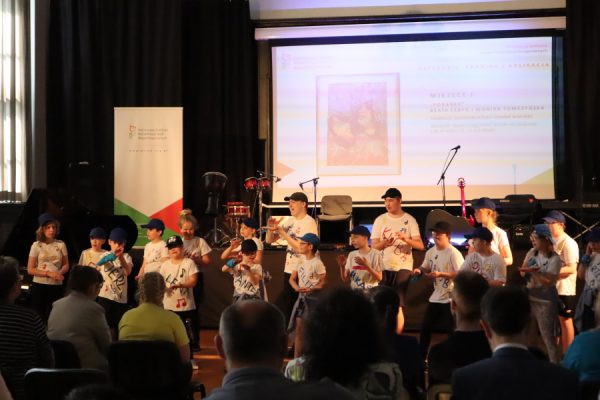 na pierwszym planie publiczność dalej występujący uczestnicy