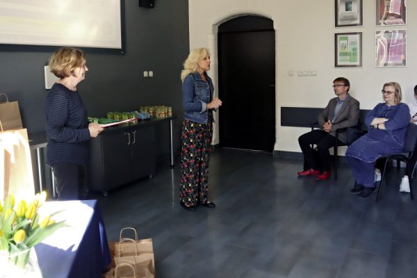 kobieta przemiawia stojąc