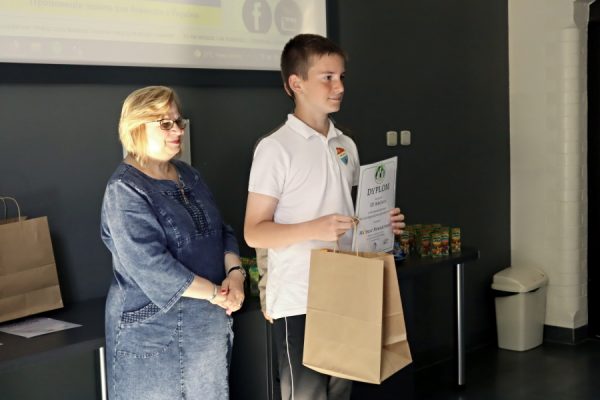 chłopiec nagrodą i dplomem obok kobieta