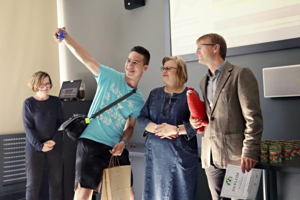 trzy osoby pozują do selfie