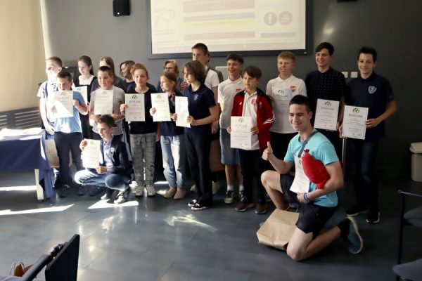 grupa osób pozująca do zdjęcia