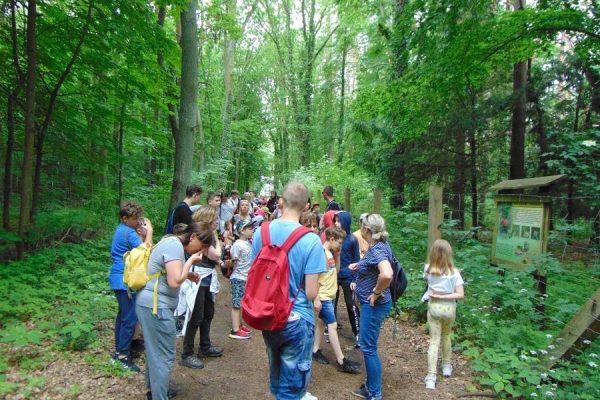 grupa turystów przy rezerwacie Zdroje