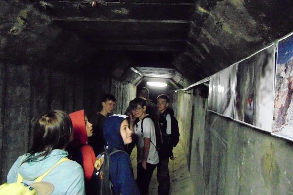 młodzież w podziemiach przy jeziorze Szmaragdowym