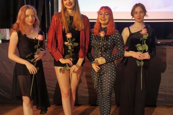 grupa 4 dziewcząt z rózami