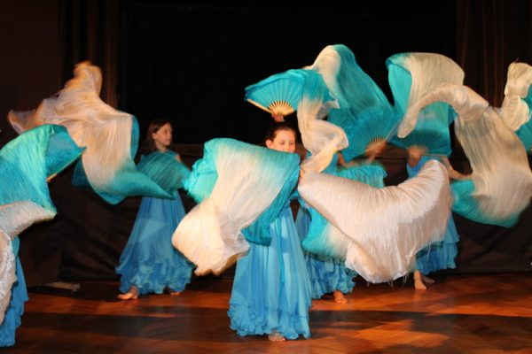 dziewczęta w pozie tanecznej