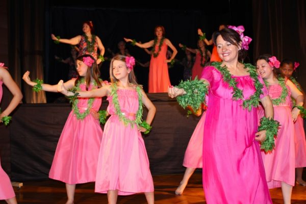 dziewczęta w strojach hawajskich w pozie tanecznej