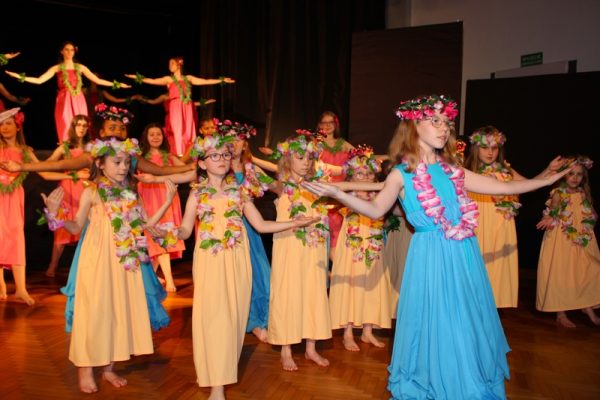 dziewczęta w strojach hawajskich w pozie tanecznej