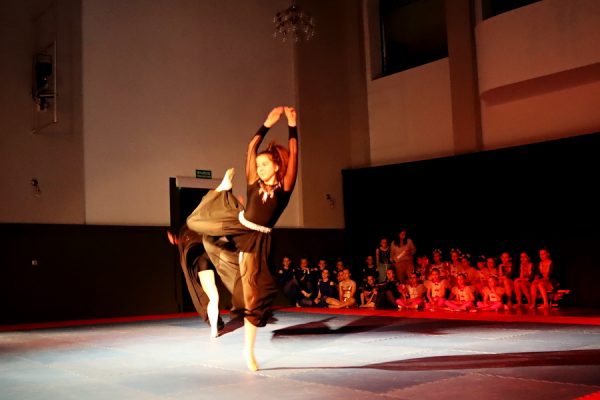 tancerki w pozie tanecznej