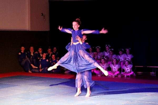 tancerki w pozie tanecznej