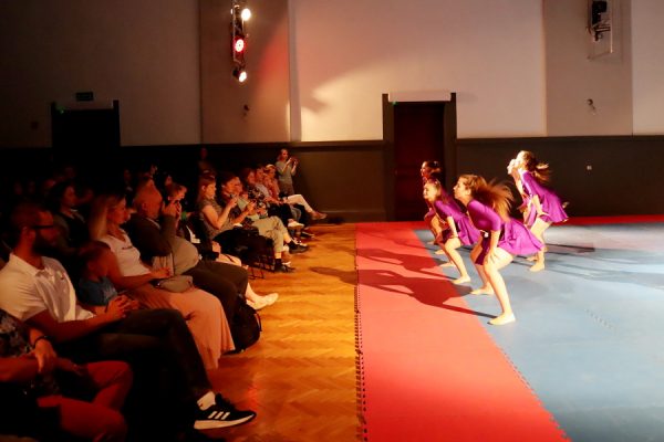 tancerki w pozie tanecznej prezentują się przed publicznością