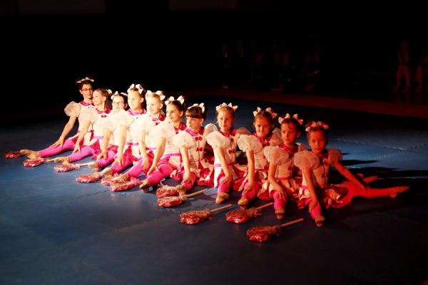 tancerki w pozie tanecznej