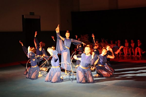 tancerki w pozie tanecznej