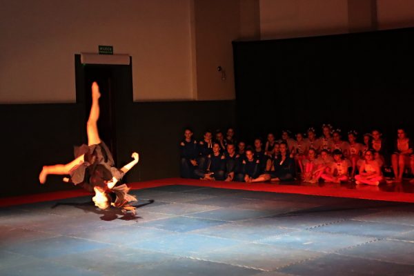 tancerka zatrzymana w kadrze podczas skoku