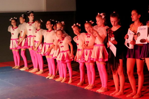 grupa tancerek pozuje do zdjęcia