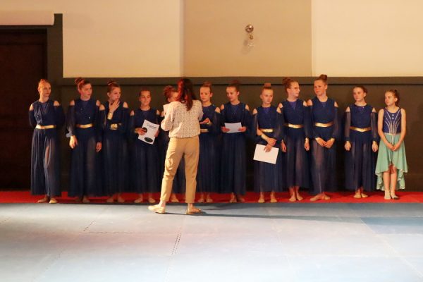 grupa tancerek odbiera dplomy z rąk nauczcielki