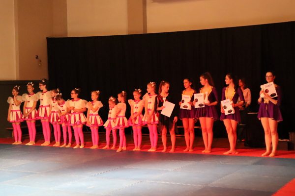 grupa tancerek z dyplomami w ręku