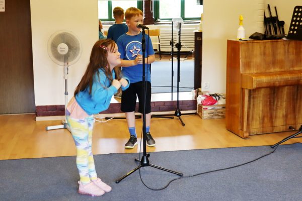 dzieci w trakcie zajęć wokalnych