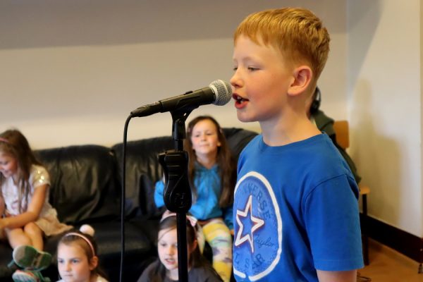 chłopiec przy mikrofonie