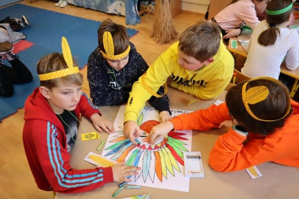 dzieci pochylone nad rysunkiem