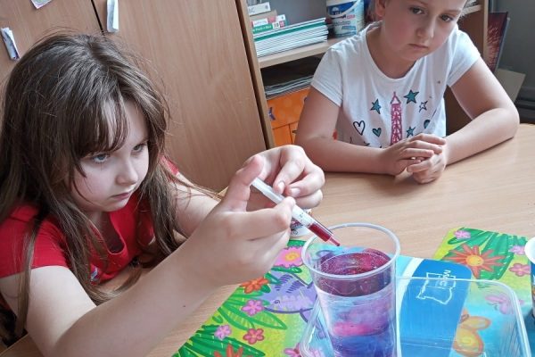 dzieci podczas zajęć plastycznych