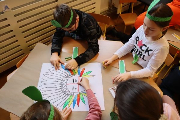 grupa rysujących dzieci