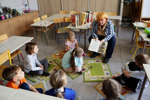 nauczycielka czyta dzieciom