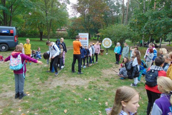 gry i zabawy dzieci i młodzieży na polanie