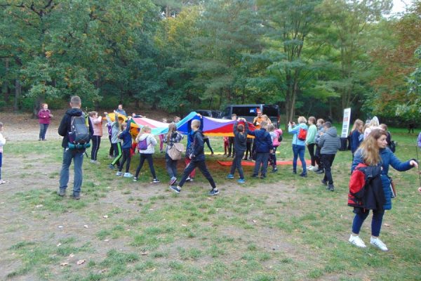 gry i zabawy dzieci i młodzieży na polanie