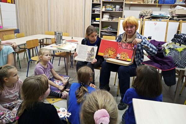 nauczycielka czyta dzieciom książki