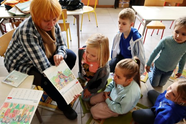 nauczycielka czyta dzieciom książki