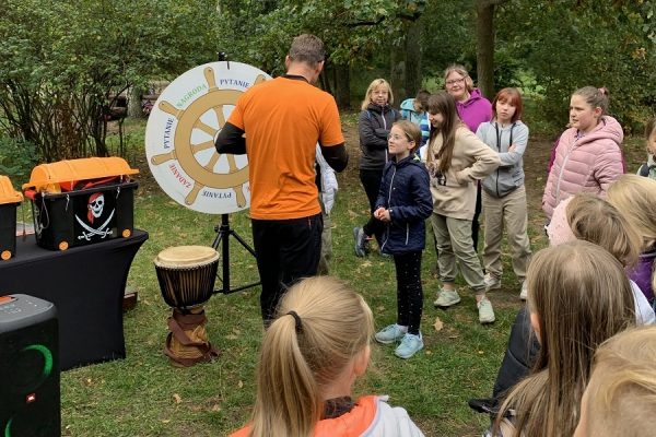 gry i zabawy dzieci i młodzieży na polanie