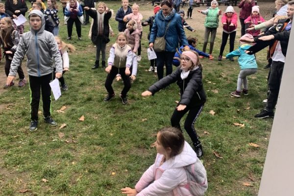 gry i zabawy dzieci i młodzieży na polanie