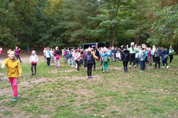 gry i zabawy dzieci i młodzieży na polanie