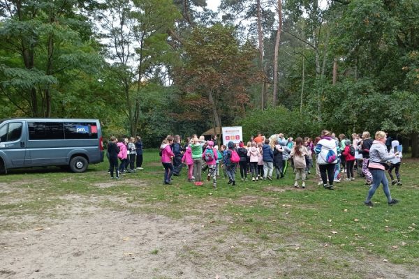 gry i zabawy dzieci i młodzieży na polanie