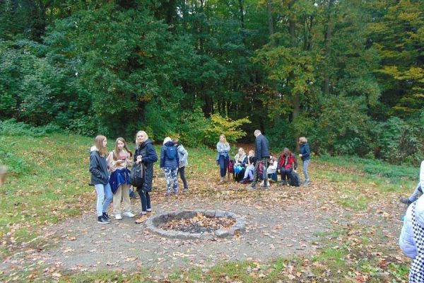 grupa młodzieży na polanie Słonecznej