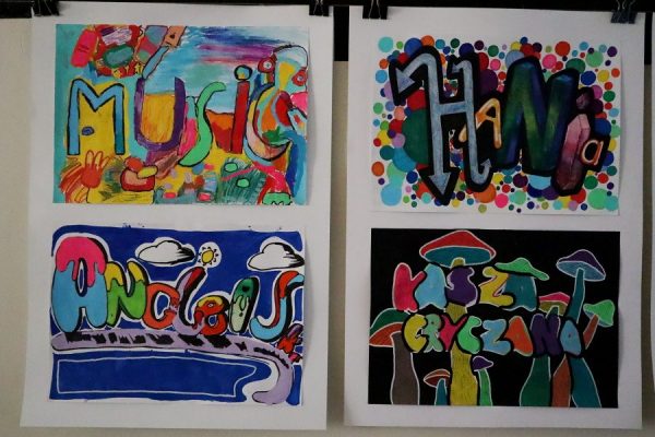 barwne napisy wykonane różnymi technikami