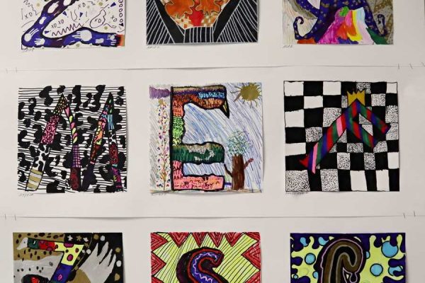 barwne napisy wykonane różnymi technikami