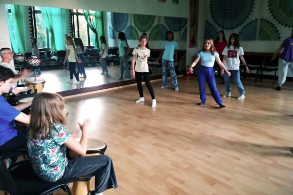 dziewczęta tańczące