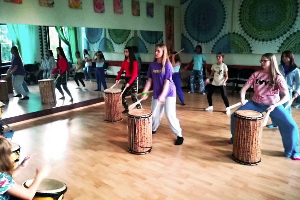 grupa tańcząca i grająca