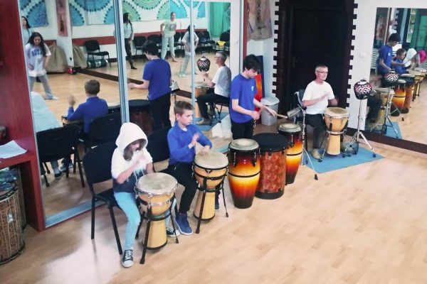 grupa grająca na bębnach