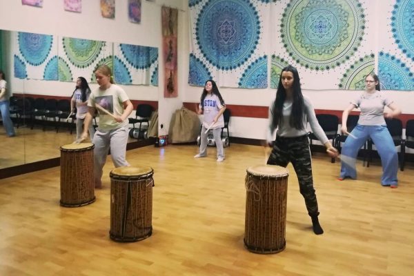 grupa tańcząca przy bębnach