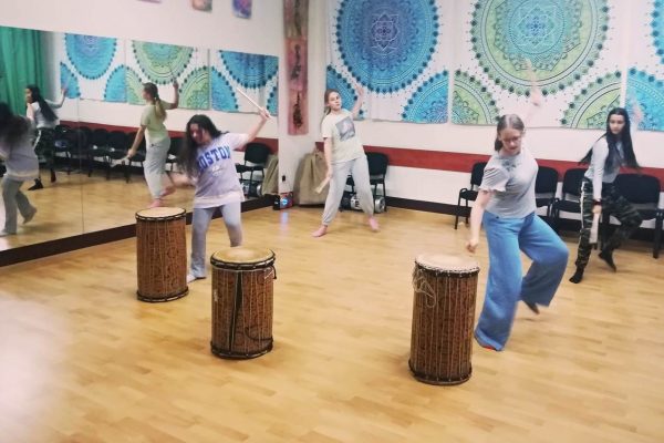 grupa tańcząca przy bębnach