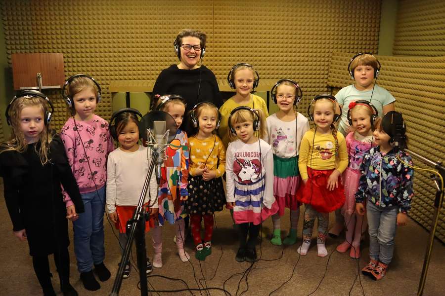 grupa dzieci w studiu nagraniowym pozuje do zdjęcia