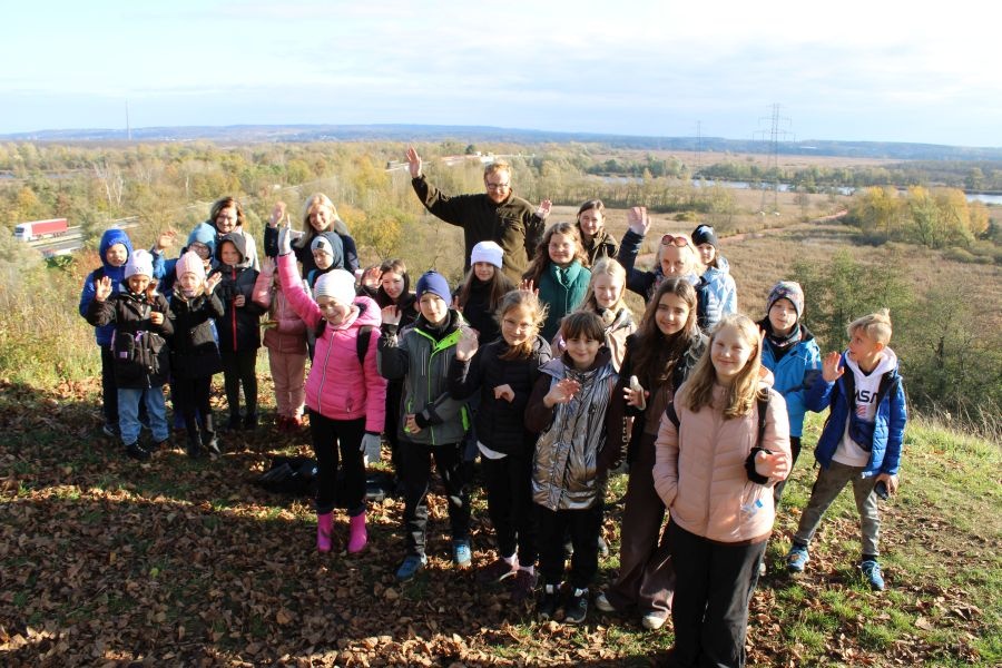 grupa uczestników na wzgórzu widokowym