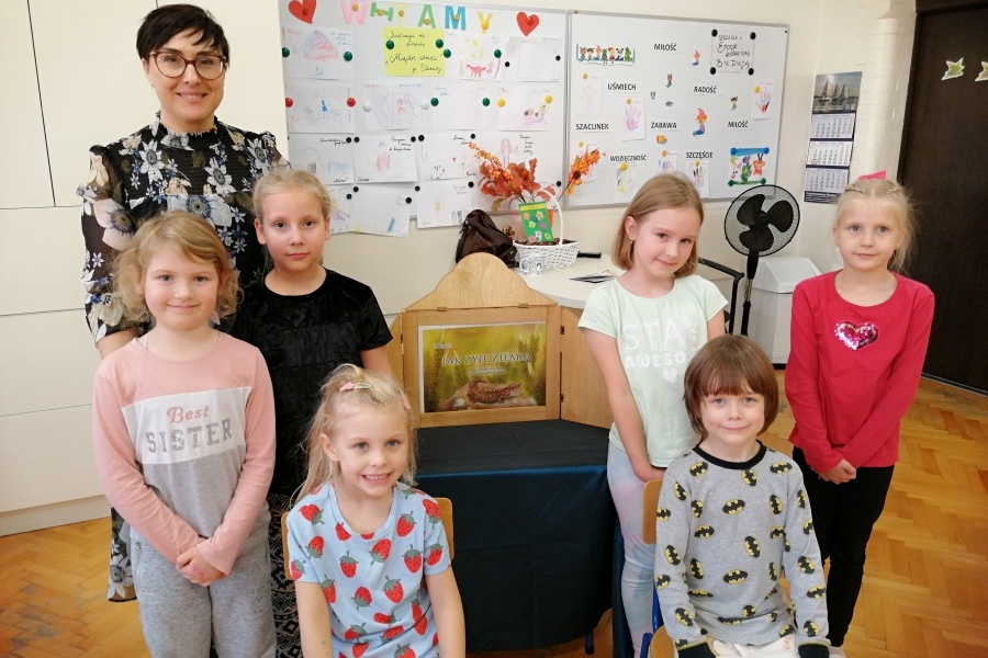 dzieci pozujące do zdjęcia z nauczycielką