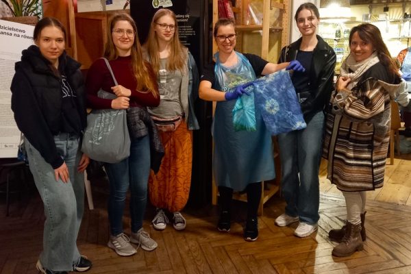 pozujące do zdjęciakobiety