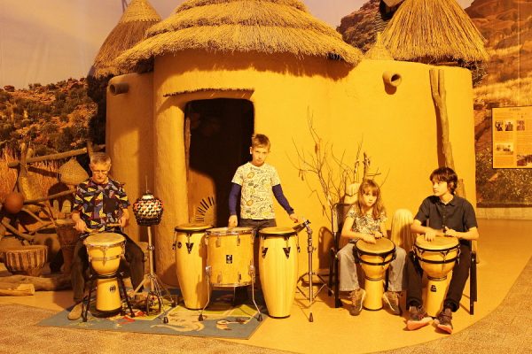 grupa dzieci z nauczycielem przy bębnach